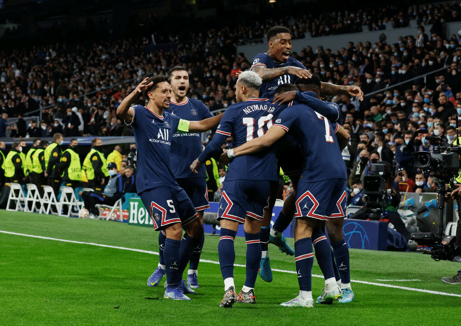 刚刚！巴黎圣日耳曼遗憾出局备战欧冠巴塞罗那围绕欧联绝杀压哨，波特兰开拓者集结日远射贴柱的简单介绍